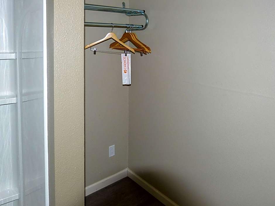 Rodeway Inn & Suites Ontario