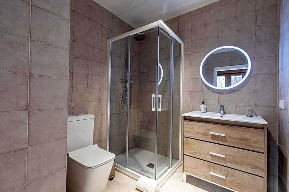 Apt with Antique Floor & lots of Sun Light