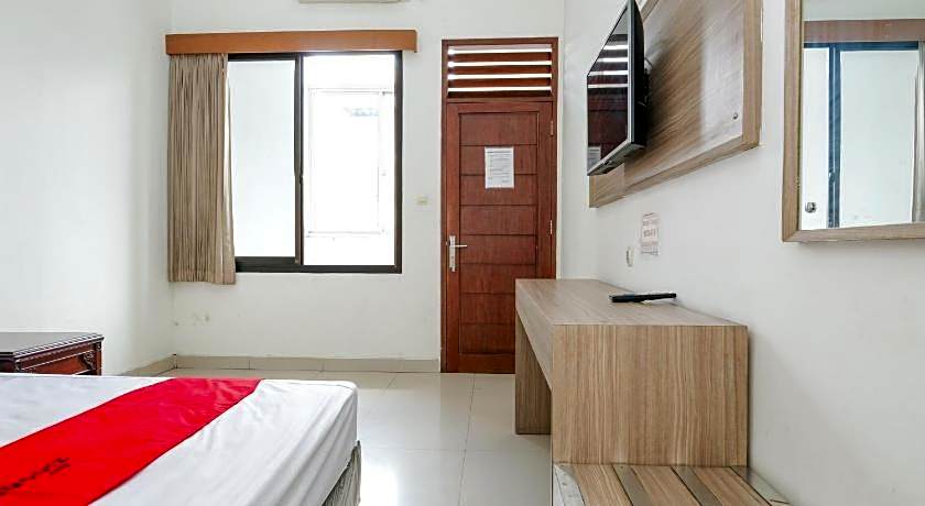 RedDoorz near Alun Alun Wonosobo
