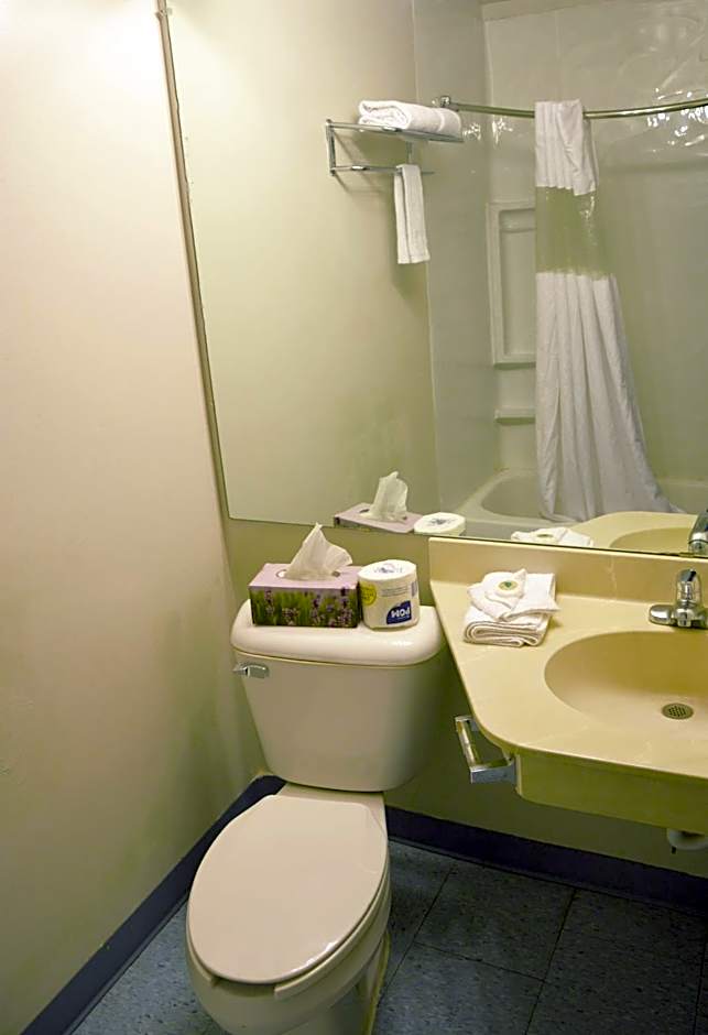 Travelodge by Wyndham Milwaukee