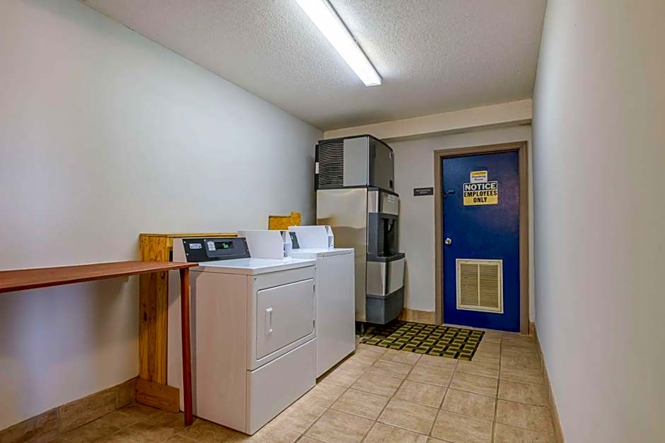 Motel 6 Forsyth, GA Tift College