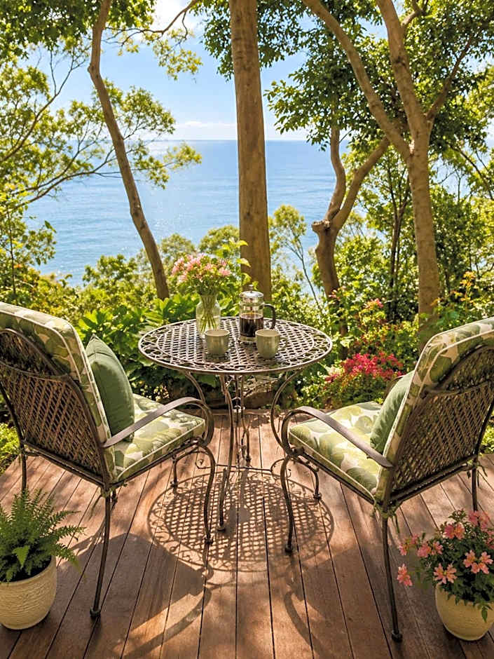 Gunnadoo Holiday Hut with Ocean Views and Jacuzzi