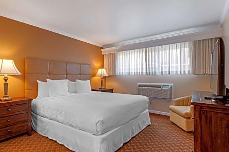 One-Bedroom King Suite with Full Kitchen - Poolside/Non-Smoking