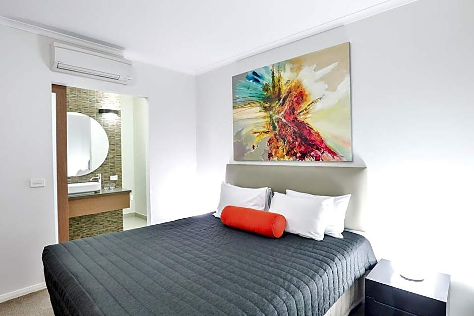 Indulge Apartments - Ontario