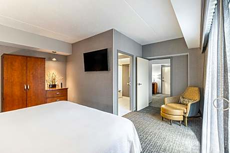 One-Bedroom King Suite with Roll-In Shower and Sofa Bed - Mobility Access