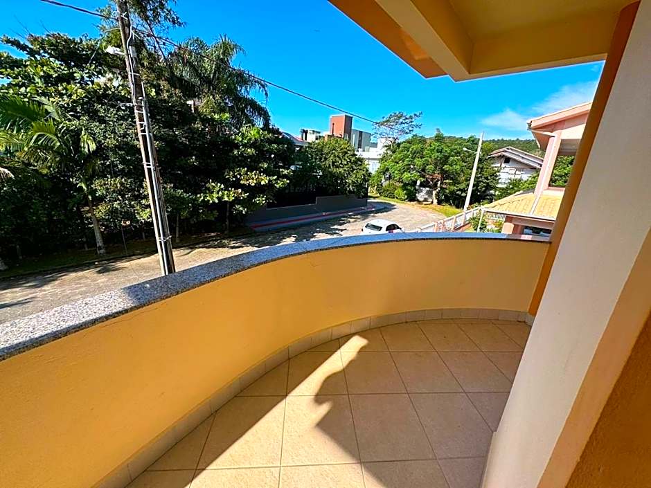 cód 11 - Excelente casa localizada á 180m do mar!