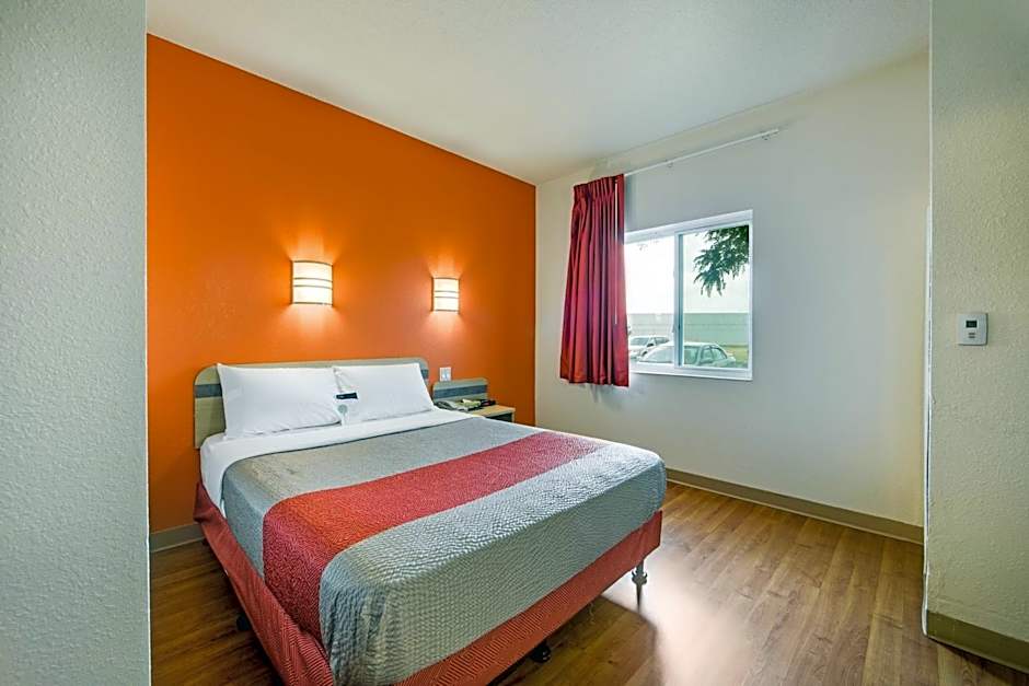 Motel 6-Brampton, ON - Toronto