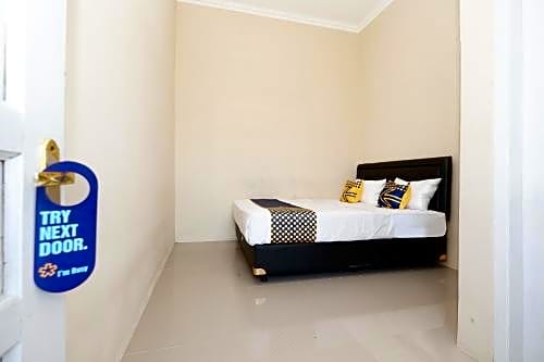 SPOT ON 2027 Putri Guest House Syariah