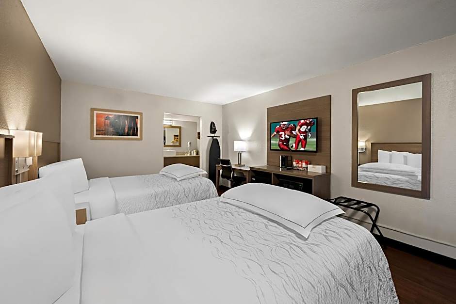 Red Roof PLUS+ & Suites Naples Downtown-5th Ave S