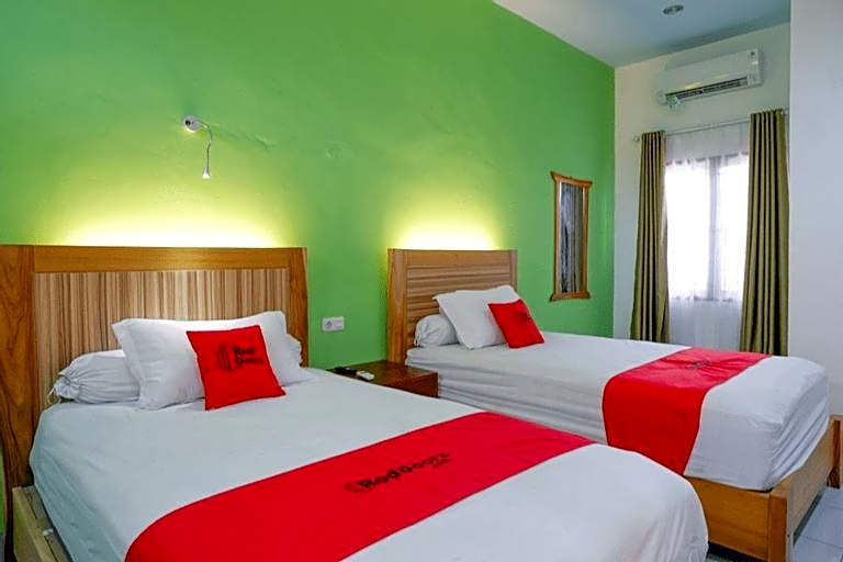 RedDoorz near Taman Makam Pahlawan Tatura