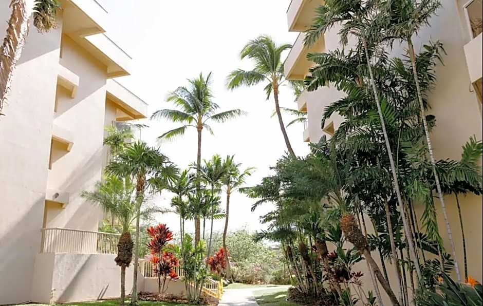Top 10 Pick! Walk to Beach, Shops, Dining and Pool