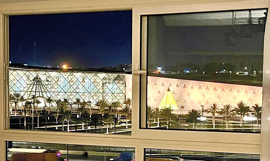 New Museum, Pyramids inn