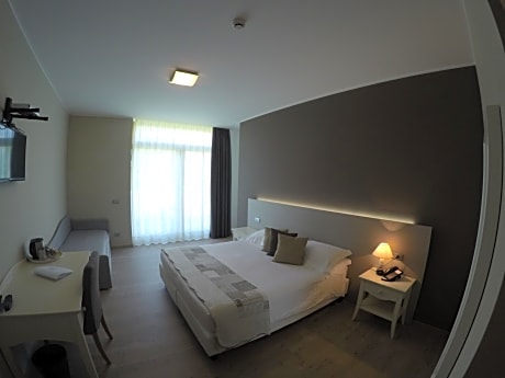 Family Room with Lateral Lake View  (2 Adults + 2 Children)