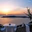 Sun Rocks Boutique Hotel - Caldera View Suites & Sunset Dining Experience