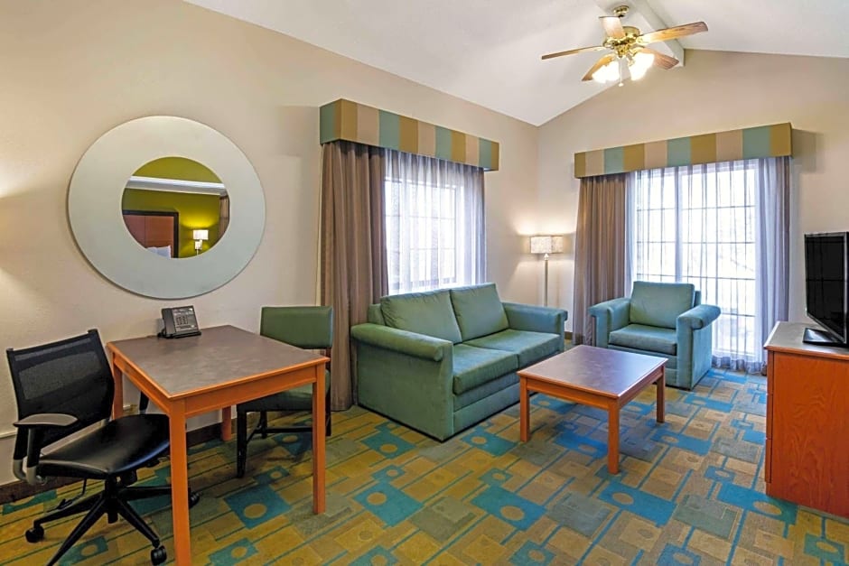 La Quinta Inn & Suites by Wyndham Mid-City