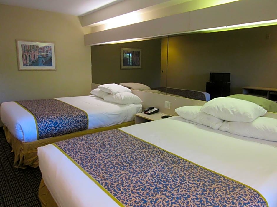 Travelodge by Wyndham Arlington/Dallas Area