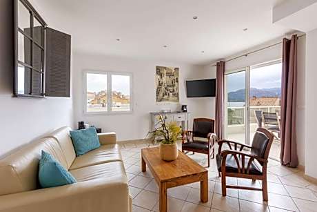 Queen Suite with Sofa Bed and Terrace - Sea View
