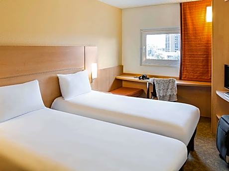 Accessible standard Room with 2 single beds