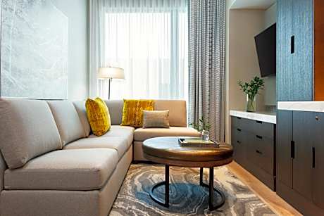 Studio King Suite with Roll In Shower - Mobility Accessible
