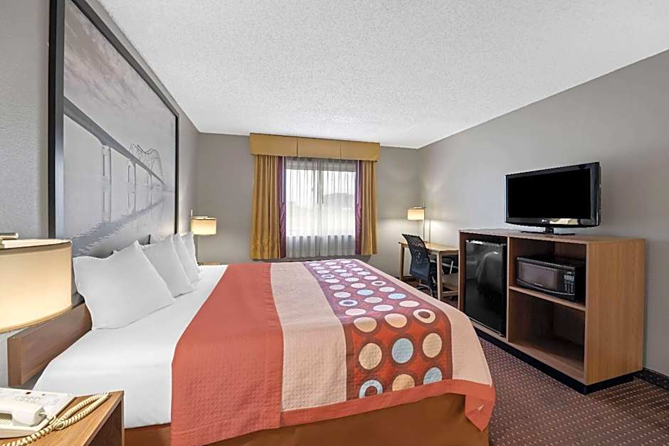 Super 8 by Wyndham Waverly