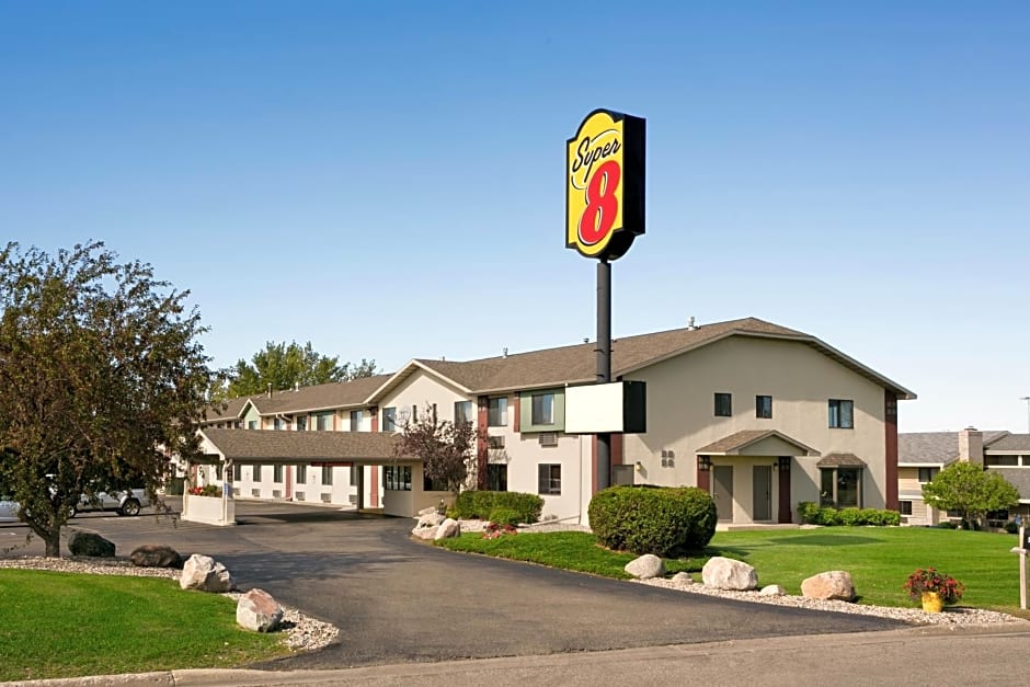 Super 8 by Wyndham Alexandria MN