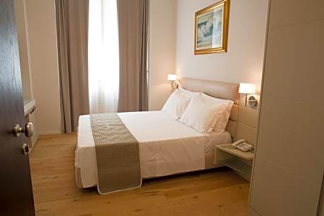 King Room with Roll-In Shower - Disability Access