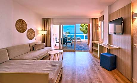 One-Bedroom Apartment with Sea View (2 Adults + 2 Children)