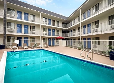 Motel 6-Buena Park, CA - Knotts Berry Farm - Disneyland