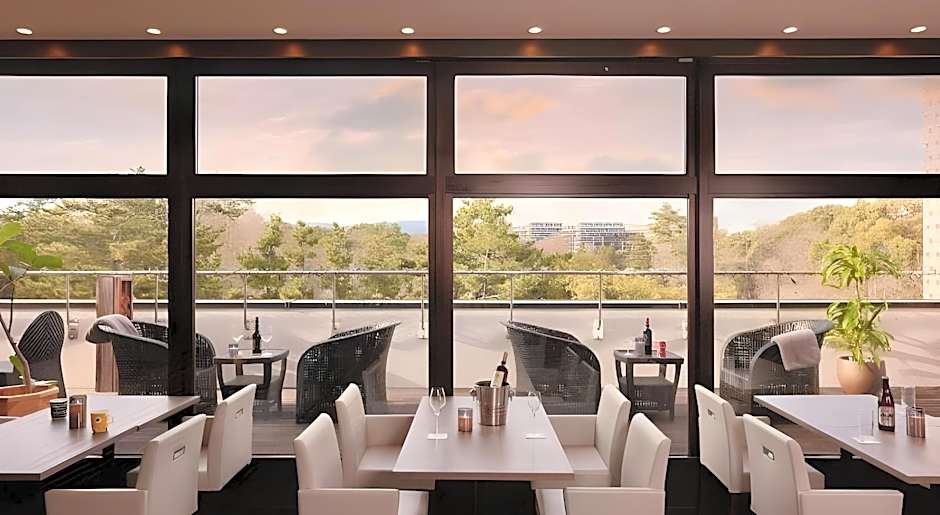 Minamisenri Crystal Hotel