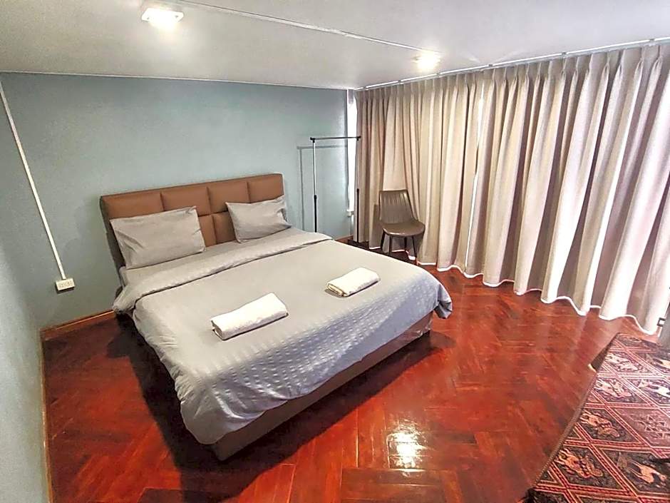 You Empire Hostel & Bar