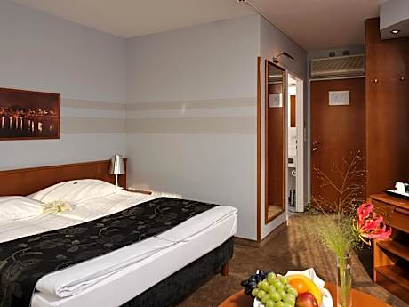 Deluxe Double Room (2 Adults + 1 Child)