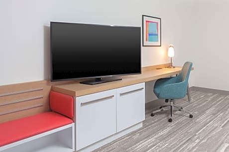 2 Queen Mobility/Hearing Accessible Ri Shwr