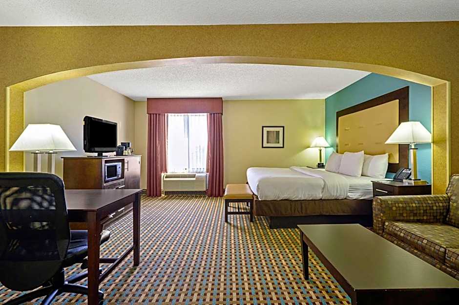 La Quinta Inn & Suites by Wyndham Maingate Fort Jackson