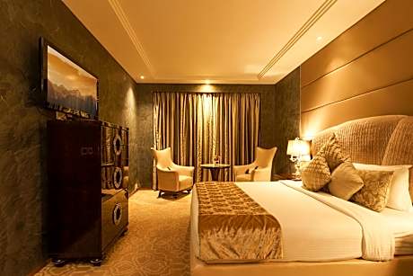 Concierge level, 1 Bedroom Presidential Suite, 1 King, Skyline view