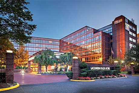 LaGuardia Plaza Hotel