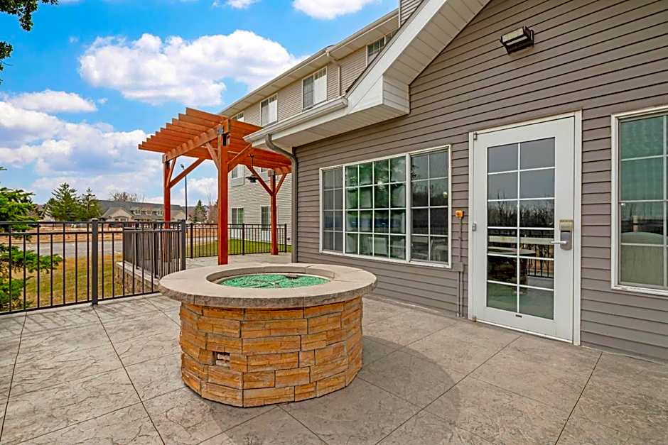 Country Inn & Suites by Radisson, West Bend, WI