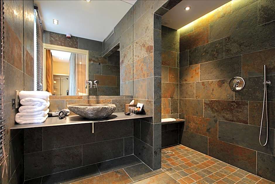 Hidden Hotel By Elegancia