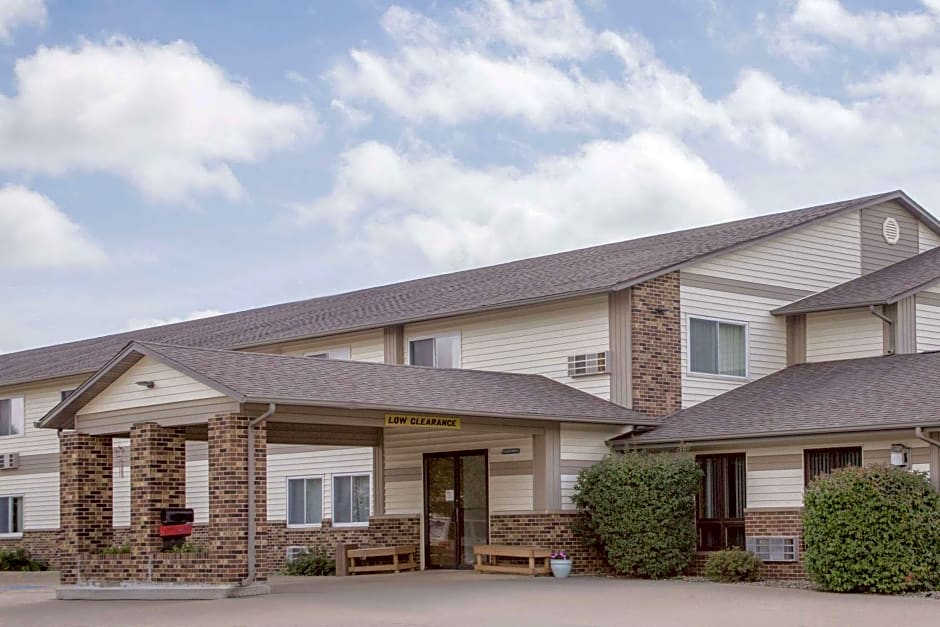 Super 8 by Wyndham Waverly