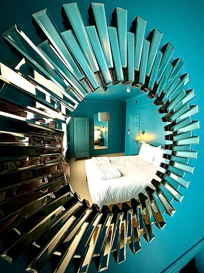 ROOMS AT THE QUAYSIDE - stylish en-suite rooms on Poole Quay all fully refurbed