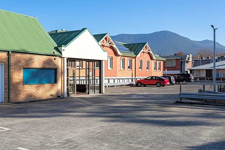 Mayfair Plaza Motel and Apartments