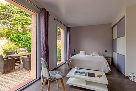 Junior Suite with Terrace and Garden View and Port