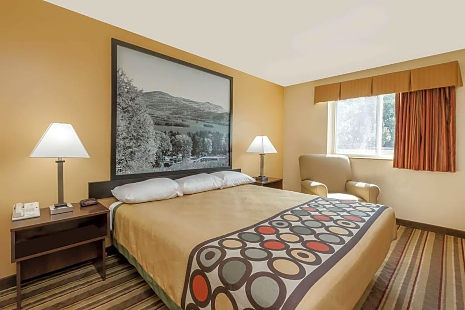 Super 8 by Wyndham Latham - Albany Airport