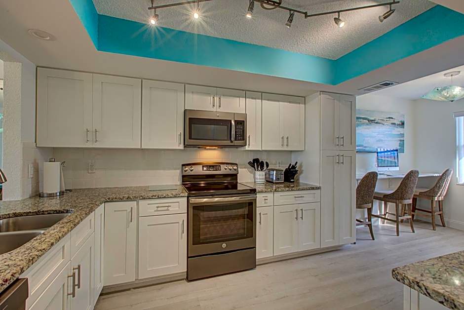 Absolute Anna Maria-Private Beach Access-Heated Pool-Water Views From Every Room