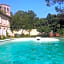 GITE 33 m2 - STUDIO avec kitchenette , espace salon, TV, 2 personnes PISCINE WIFI CLIM près Saint EMILION et du Périgord