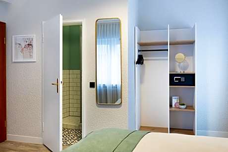 Standard Queen Room