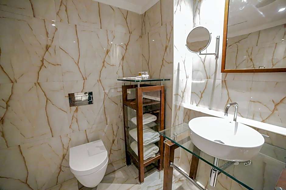 Victoria Crown Plaza Hotel