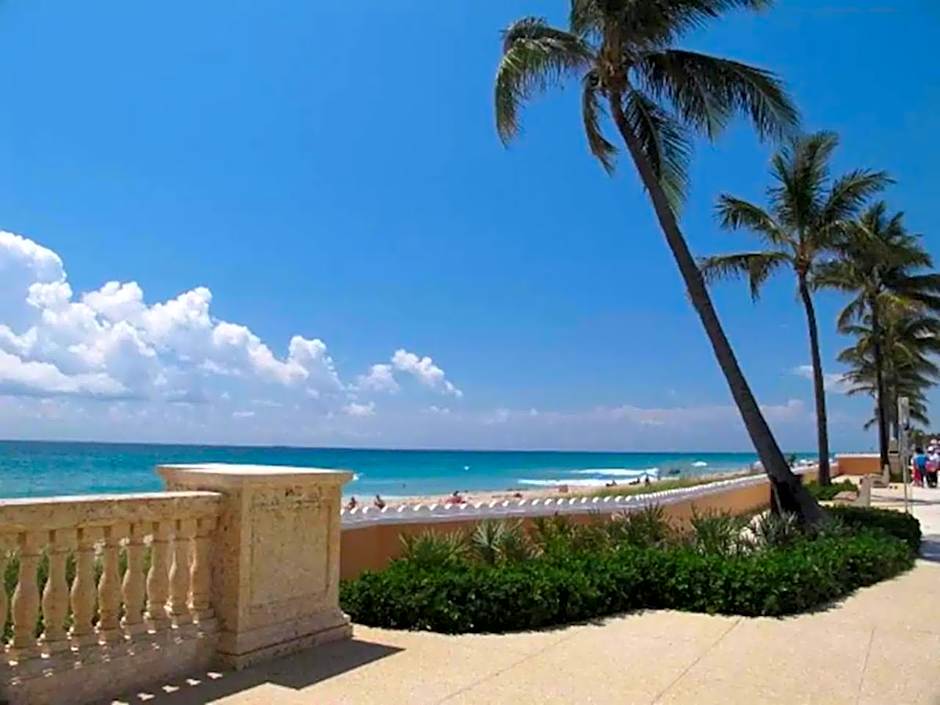 Palm Beach Paradise Walk to Beach Pool WiFi 86" TV WiFi