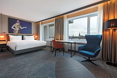 Junior Suite with with River and Old Town View