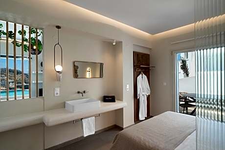 Family Τwo-Bedrooms Suite with Sea View