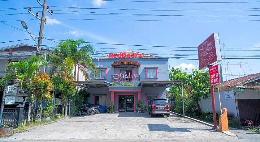 RedDoorz Syariah Near Tugu Dodol Kandangan